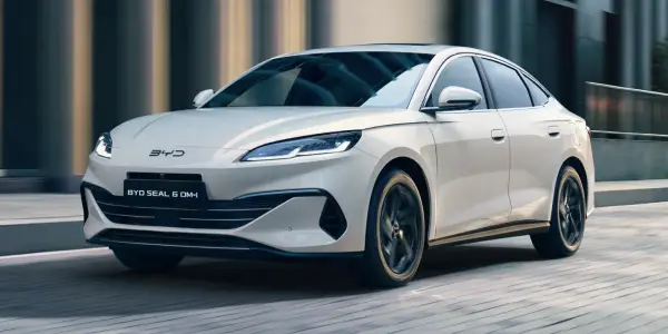 Sleek exterior profile of the BYD SEAL 6 DM-i